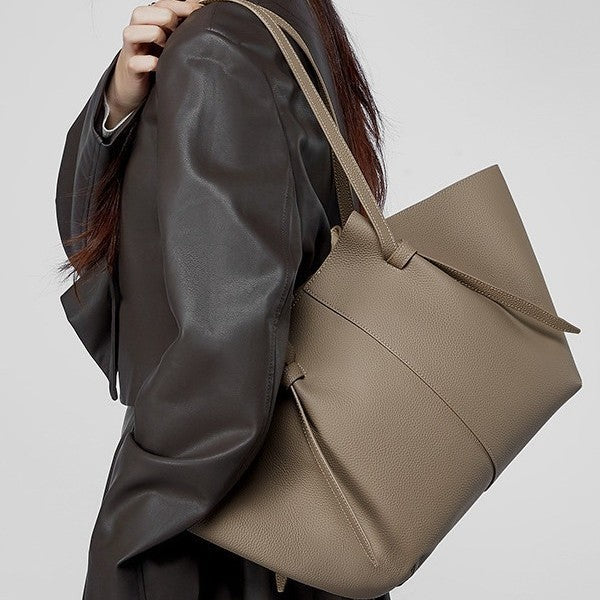Luxe Tote Leather – Designed to Carry Your Entire Day in Style